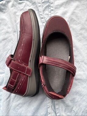 Orthofeet red leather flats, size 5
